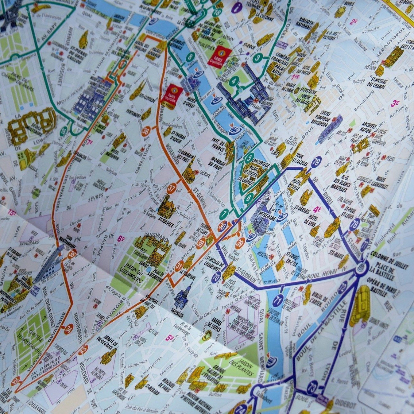 City map featuring streets, landmarks, and metro lines with numbered routes and highlighted tourist sites.